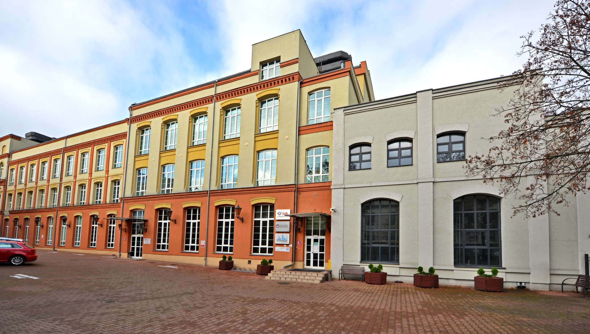 Wyższa Szkoła Biznesu i Nauk o Zdrowiu - Studia Łódź - Budynek z zewnątrz